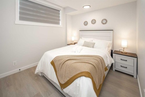 912 15 Avenue Ne, Calgary, AB - Indoor Photo Showing Bedroom