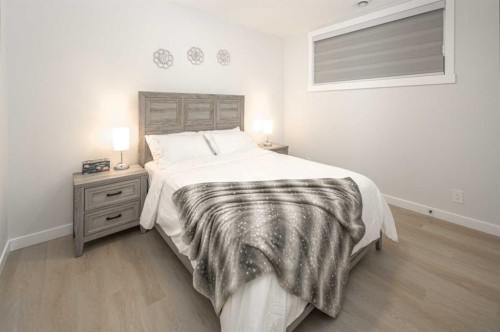 912 15 Avenue Ne, Calgary, AB - Indoor Photo Showing Bedroom