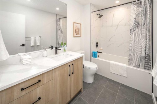 912 15 Avenue Ne, Calgary, AB - Indoor Photo Showing Bathroom