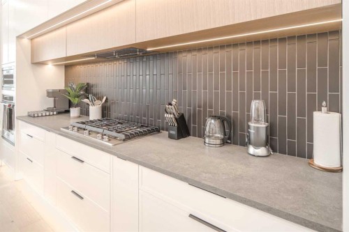 912 15 Avenue Ne, Calgary, AB - Indoor Photo Showing Kitchen