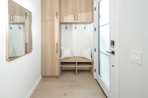 912 15 Avenue Ne, Calgary, AB - Indoor Photo Showing Other Room