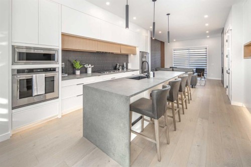 912 15 Avenue Ne, Calgary, AB - Indoor Photo Showing Kitchen With Upgraded Kitchen