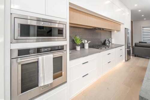 912 15 Avenue Ne, Calgary, AB - Indoor Photo Showing Kitchen With Upgraded Kitchen