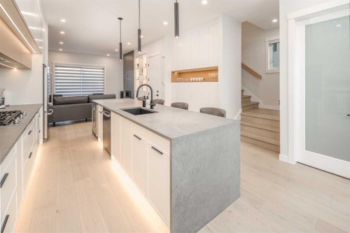 912 15 Avenue Ne, Calgary, AB - Indoor Photo Showing Kitchen With Upgraded Kitchen