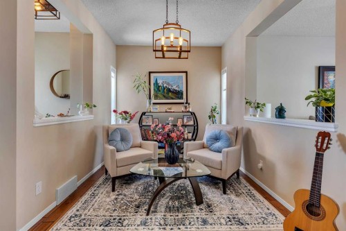 10 Evansbrooke Place Nw, Calgary, AB - Indoor Photo Showing Living Room