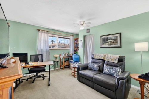 119 3 Avenue West, Hussar, AB - Indoor Photo Showing Living Room