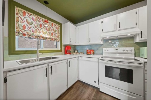 202-825 4 Street Ne, Calgary, AB - Indoor Photo Showing Kitchen