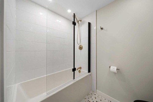 202-825 4 Street Ne, Calgary, AB - Indoor Photo Showing Bathroom