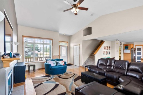 5107 42 Street, Olds, AB - Indoor Photo Showing Living Room