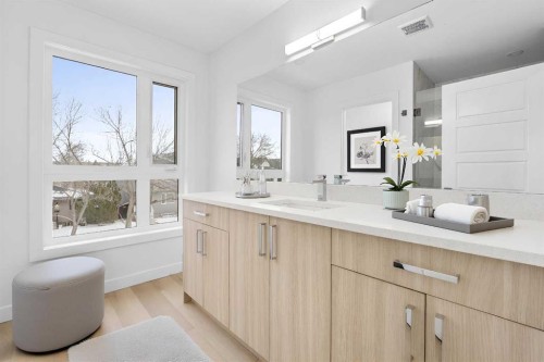 7415 39 Avenue Nw, Calgary, AB - Indoor Photo Showing Bathroom