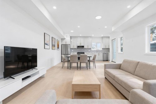 7415 39 Avenue Nw, Calgary, AB - Indoor Photo Showing Living Room