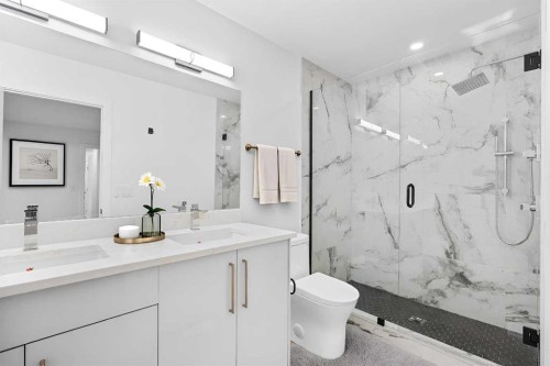 7415 39 Avenue Nw, Calgary, AB - Indoor Photo Showing Bathroom