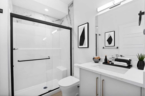 7415 39 Avenue Nw, Calgary, AB - Indoor Photo Showing Bathroom