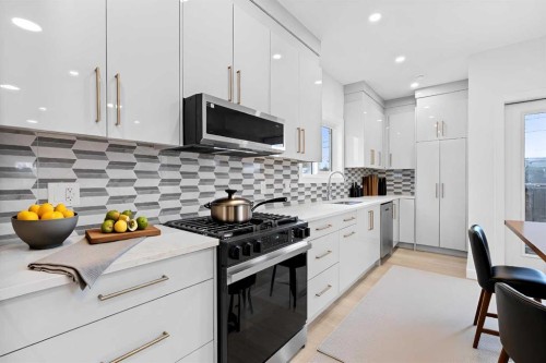7415 39 Avenue Nw, Calgary, AB - Indoor Photo Showing Kitchen With Upgraded Kitchen