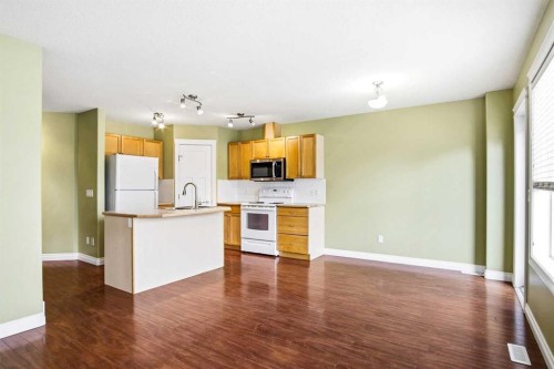 22-2002 22 Avenue, Bowden, AB - Indoor Photo Showing Kitchen