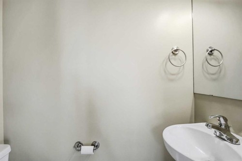 22-2002 22 Avenue, Bowden, AB - Indoor Photo Showing Bathroom