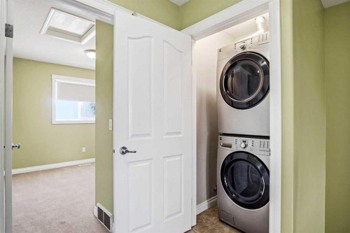 22-2002 22 Avenue, Bowden, AB - Indoor Photo Showing Laundry Room
