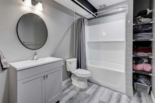 255 Riviera Way, Cochrane, AB - Indoor Photo Showing Bathroom