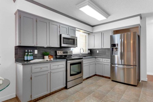 11 Woodfield Crescent Sw, Calgary, AB - Indoor Photo Showing Kitchen With Stainless Steel Kitchen