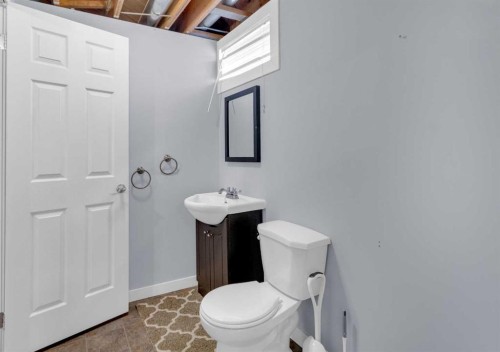 11 Woodfield Crescent Sw, Calgary, AB - Indoor Photo Showing Bathroom