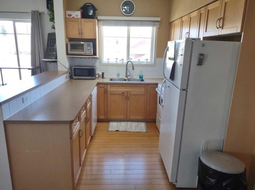 1314-70 Panamount Drive Nw, Calgary, AB - Indoor Photo Showing Kitchen With Double Sink