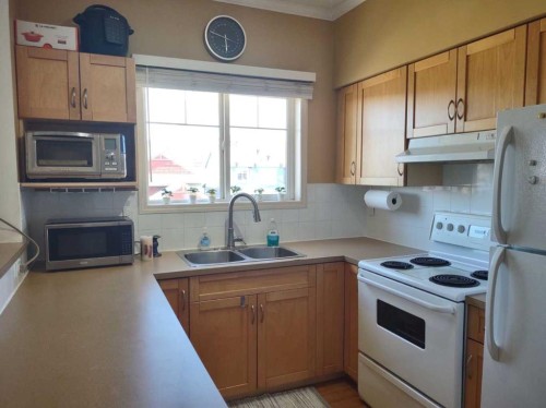 1314-70 Panamount Drive Nw, Calgary, AB - Indoor Photo Showing Kitchen With Double Sink