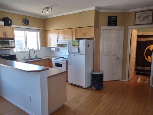 1314-70 Panamount Drive Nw, Calgary, AB - Indoor Photo Showing Kitchen With Double Sink