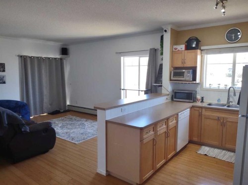 1314-70 Panamount Drive Nw, Calgary, AB - Indoor Photo Showing Kitchen With Double Sink