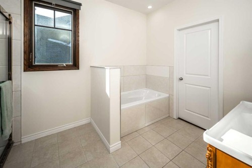 5 Elveden Point Sw, Calgary, AB - Indoor Photo Showing Bathroom