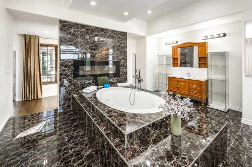 5 Elveden Point Sw, Calgary, AB - Indoor Photo Showing Bathroom