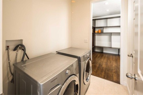 5 Elveden Point Sw, Calgary, AB - Indoor Photo Showing Laundry Room