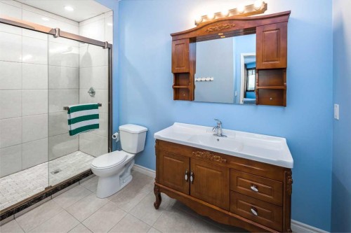 5 Elveden Point Sw, Calgary, AB - Indoor Photo Showing Bathroom