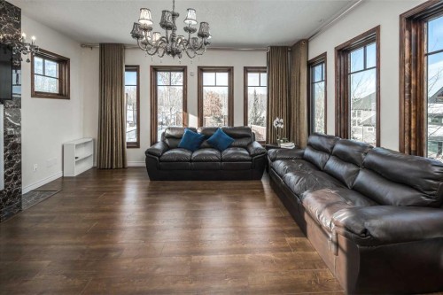 5 Elveden Point Sw, Calgary, AB - Indoor Photo Showing Living Room