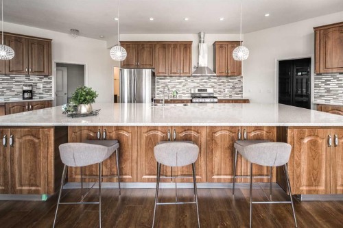 5 Elveden Point Sw, Calgary, AB - Indoor Photo Showing Kitchen With Upgraded Kitchen