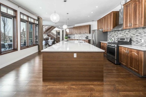 5 Elveden Point Sw, Calgary, AB - Indoor Photo Showing Kitchen With Upgraded Kitchen