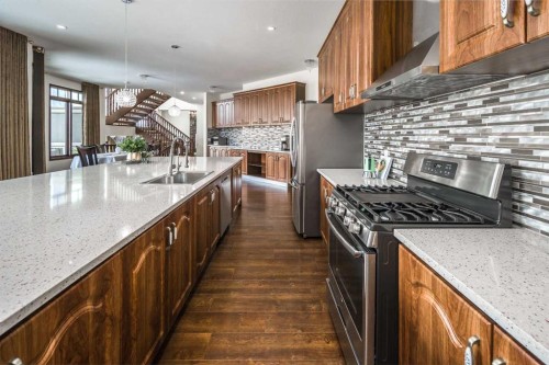 5 Elveden Point Sw, Calgary, AB - Indoor Photo Showing Kitchen With Upgraded Kitchen