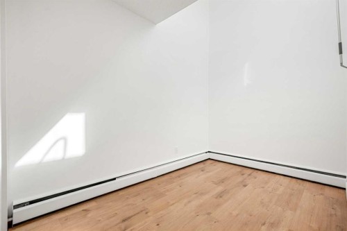 41-3809 45 Street Sw, Calgary, AB - Indoor Photo Showing Other Room