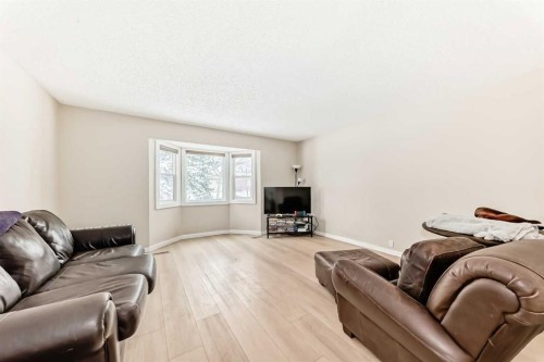 139 Bermuda Drive Nw, Calgary, AB - Indoor Photo Showing Living Room
