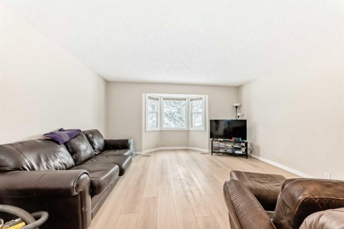 139 Bermuda Drive Nw, Calgary, AB - Indoor Photo Showing Living Room