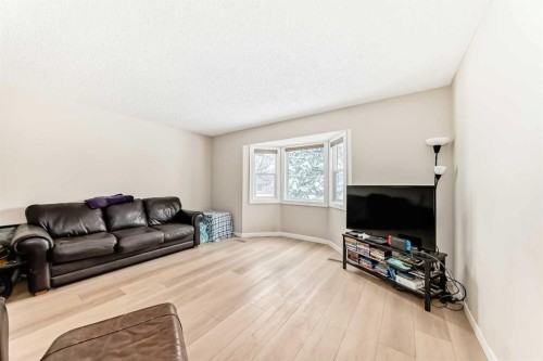 139 Bermuda Drive Nw, Calgary, AB - Indoor Photo Showing Living Room