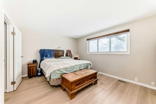 139 Bermuda Drive Nw, Calgary, AB - Indoor Photo Showing Bedroom