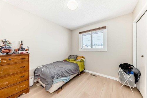 139 Bermuda Drive Nw, Calgary, AB - Indoor Photo Showing Bedroom