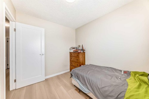 139 Bermuda Drive Nw, Calgary, AB - Indoor Photo Showing Bedroom