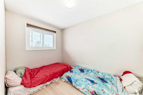 139 Bermuda Drive Nw, Calgary, AB - Indoor Photo Showing Bedroom