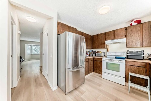 139 Bermuda Drive Nw, Calgary, AB - Indoor Photo Showing Kitchen