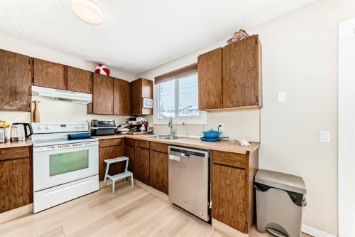 139 Bermuda Drive Nw, Calgary, AB - Indoor Photo Showing Kitchen With Double Sink