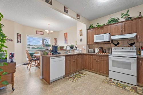 40 Cimarron Grove Drive, Okotoks, AB - Indoor Photo Showing Kitchen