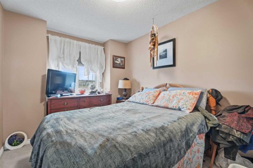 40 Cimarron Grove Drive, Okotoks, AB - Indoor Photo Showing Bedroom