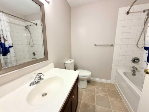 202 2 Avenue Ne, Linden, AB - Indoor Photo Showing Bathroom