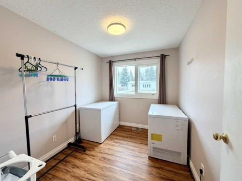 202 2 Avenue Ne, Linden, AB - Indoor Photo Showing Laundry Room